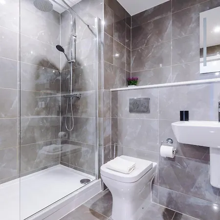 Sterling Suite: Modern Centre By Dreamluxe