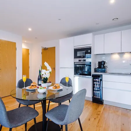 Sterling Suite: Modern Centre By Dreamluxe